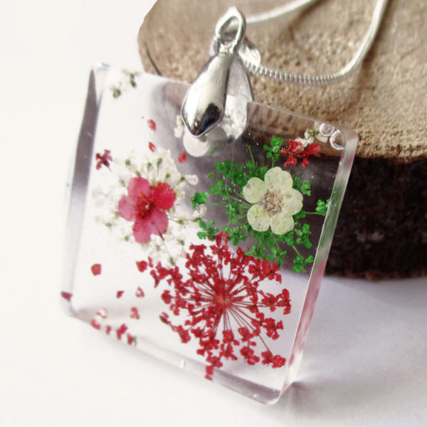 pendentif capucine bijou fleur bijoux nature en résine d'inclusion et fleurs naturelles