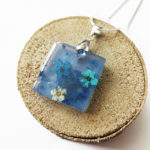 pendentif-ava-bijou-fleur-collier-floral-cadeau-nature-femme-resine-inclusion-bleu océan