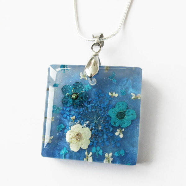 pendentif-ava-bijou-fleur-collier-floral-cadeau-nature-femme-resine-inclusion-bleu océan