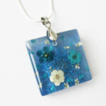 pendentif-ava-bijou-fleur-collier-floral-cadeau-nature-femme-resine-inclusion-bleu océan