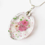 pendentif-lily-rose-resine bijou fleurs bois cadeau collier bijou femme