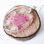 pendentif-lily-rose-resine fleurs bois cadeau bijou nature femme