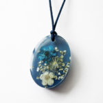 pendentif-marina-bijou-fleur-collier-floral-cadeau-nature-femme-resine-inclusion-bleu