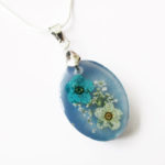 pendentif-marina-bijou-fleur-collier-floral-cadeau-nature-femme-resine-inclusion-bleu