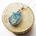 pendentif-marina-bijou-fleur-collier-floral-cadeau-nature-femme-resine-inclusion-bleu