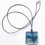 pendentif-ava-bijou-fleur-collier-floral-cadeau-nature-femme-resine-inclusion-bleu océan