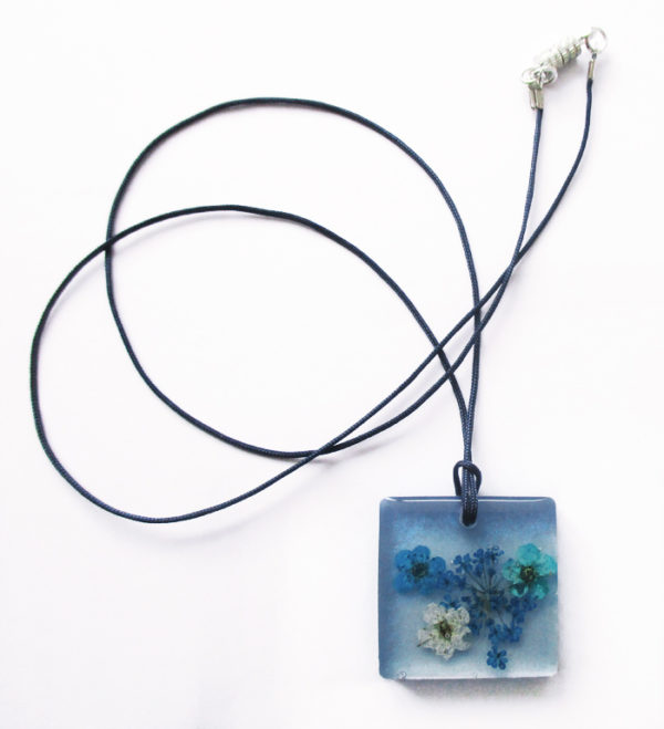 pendentif-ava-bijou-fleur-collier-floral-cadeau-nature-femme-resine-inclusion-bleu océan