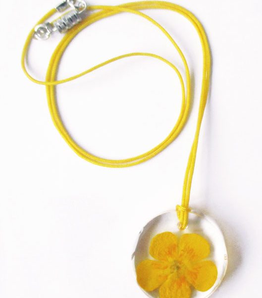 pendentif-bouton-d'or-bijou-floral-resine-fleurs-naturelles-made-in-france cadeau femme nature
