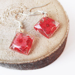 boucles d'oreilles rouge inclusion resine fleur bijou