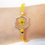 bracelet jaune inclusion resine fleur bijou