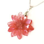 collier-rosamund-pendentif rose en résine et fleurs cadeau nature bijou femme