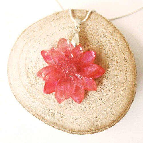 collier-rosamund-pendentif rose en résine et fleurs cadeau nature bijou femme