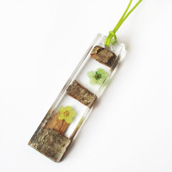 pendentif-bois-collier resine fleur-cadeau bijou nature femme