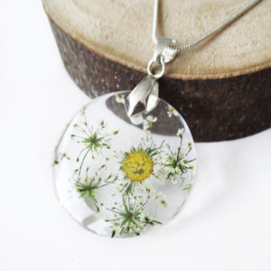 Pendentif Narcissa rond en résine et fleurs pressées - Bijou nature pâquerettes cadeau nature bijou femme