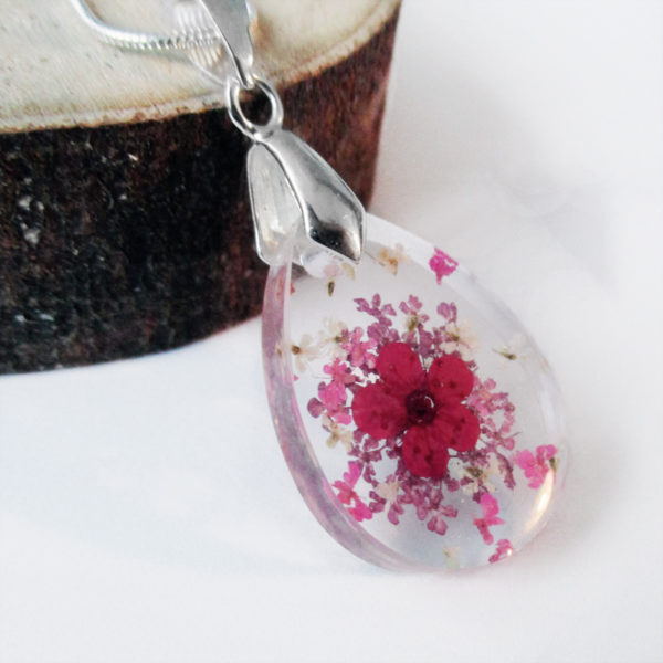 pendentif-valentine-bijou-floral-en-résine-et-fleurs-naturelles-cadeau-femme-nature