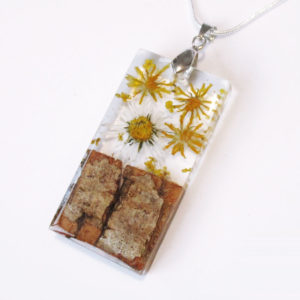 pendentif maelia fait main en résine fleurs et bois cadeau bijou nature femme