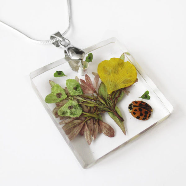 pendentif coccinelle bijou fleur collier nature cadeau fleurs femme bijou floral résine inclusion insecte