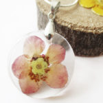 pendentif haemi-bijou-fleur-resine-fleurs-naturelles-cadeau-femme-nature-bijou floral unique tendance végétal