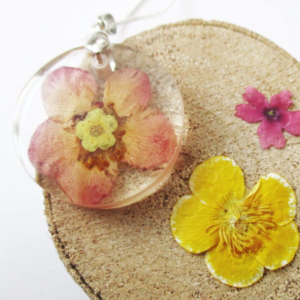 pendentif haemi-bijou-fleur-resine-fleurs-naturelles-cadeau-femme-nature-bijou floral unique tendance végétal