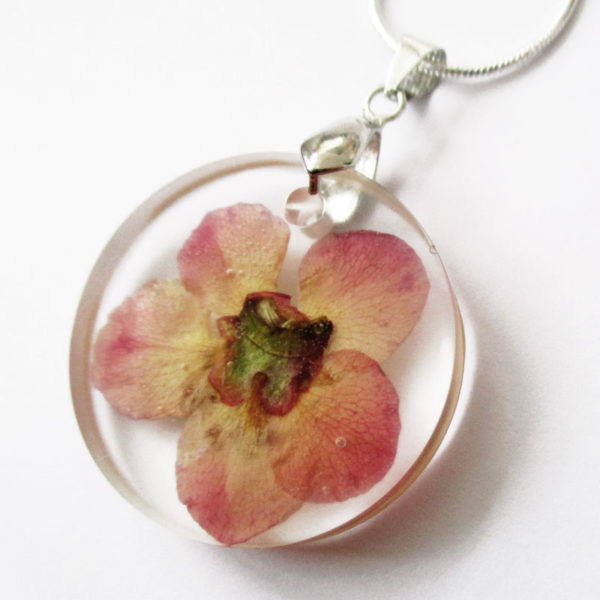 pendentif haemi-bijou-fleur-resine-fleurs-naturelles-cadeau-femme-nature-bijou floral unique tendance végétal