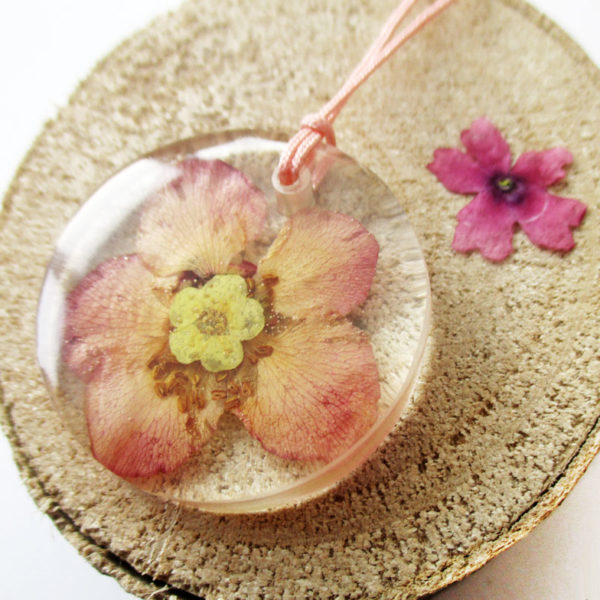 pendentif haemi-bijou-fleur-resine-fleurs-naturelles-cadeau-femme-nature-bijou floral unique tendance végétal