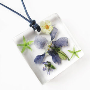 pendentif hanami bijou fleur violette résine fleurs naturelles cadeau femme nature-bijou floral unique tendance végétal
