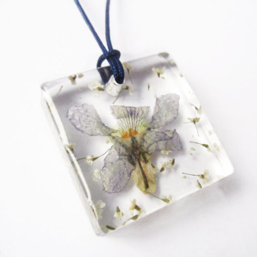 pendentif hanami bijou fleur violette résine fleurs naturelles cadeau femme nature-bijou floral unique tendance végétal