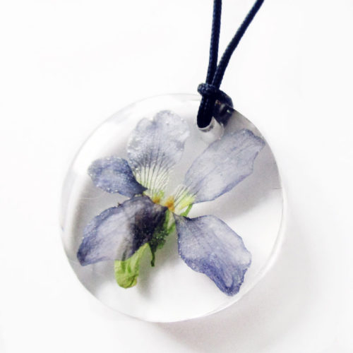 pendentif malena bijou fleur violette résine fleurs naturelles cadeau femme nature-bijou floral unique tendance végétal