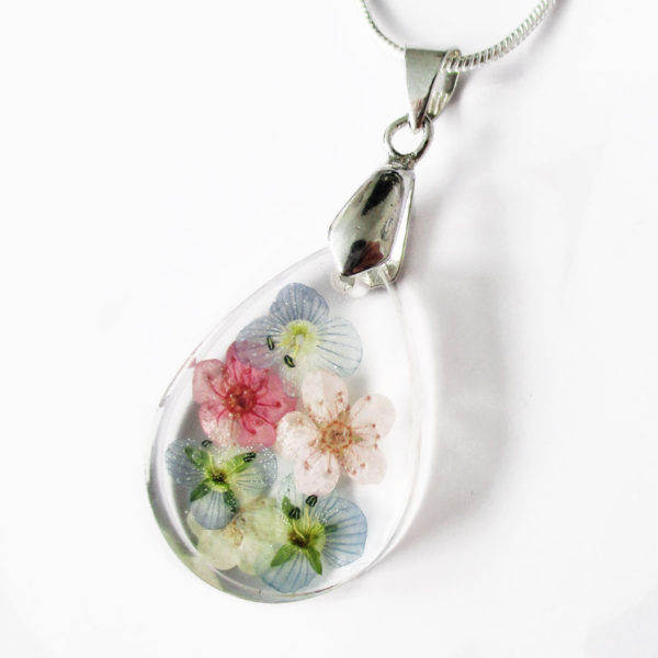 pendentif myosotis résine fleurs collier feuilles original bijou floral nature unique cadeau femme