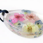 pendentif myosotis résine fleurs collier feuilles original bijou floral nature unique cadeau femme