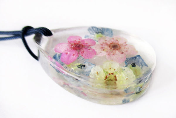 pendentif myosotis résine fleurs collier feuilles original bijou floral nature unique cadeau femme
