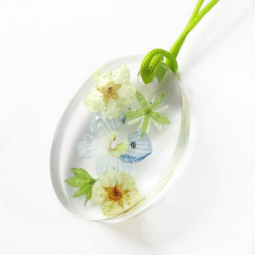 pendentif sylva résine fleurs collier feuilles original bijou floral nature unique cadeau femme myosotis