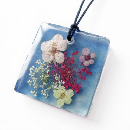 pendentif ellie bijoux nature résine d'inclusion bleue bijou fleurs naturelles cadeau nature collier végétal bijou femme