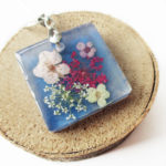 pendentif ellie bijoux nature résine d'inclusion bleue bijou fleurs naturelles cadeau nature collier végétal bijou femme