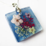 pendentif ellie bijoux nature résine d'inclusion bleue bijou fleurs naturelles cadeau nature collier végétal bijou femme