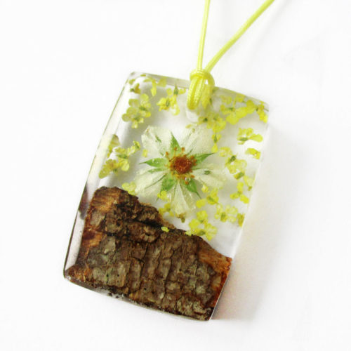 pendentif kristen en résine et bois bijoux fleurs fait main cadeau bijou nature femme