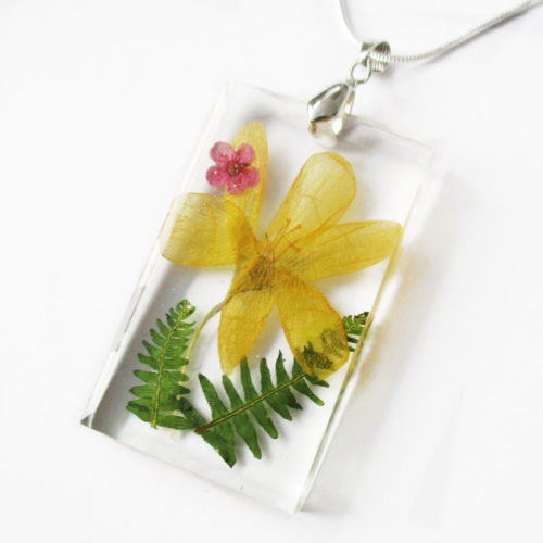 pendentif victoria bijou fleur résine fleurs naturelles cadeau femme nature bouton d'or bijou floral unique tendance végétal