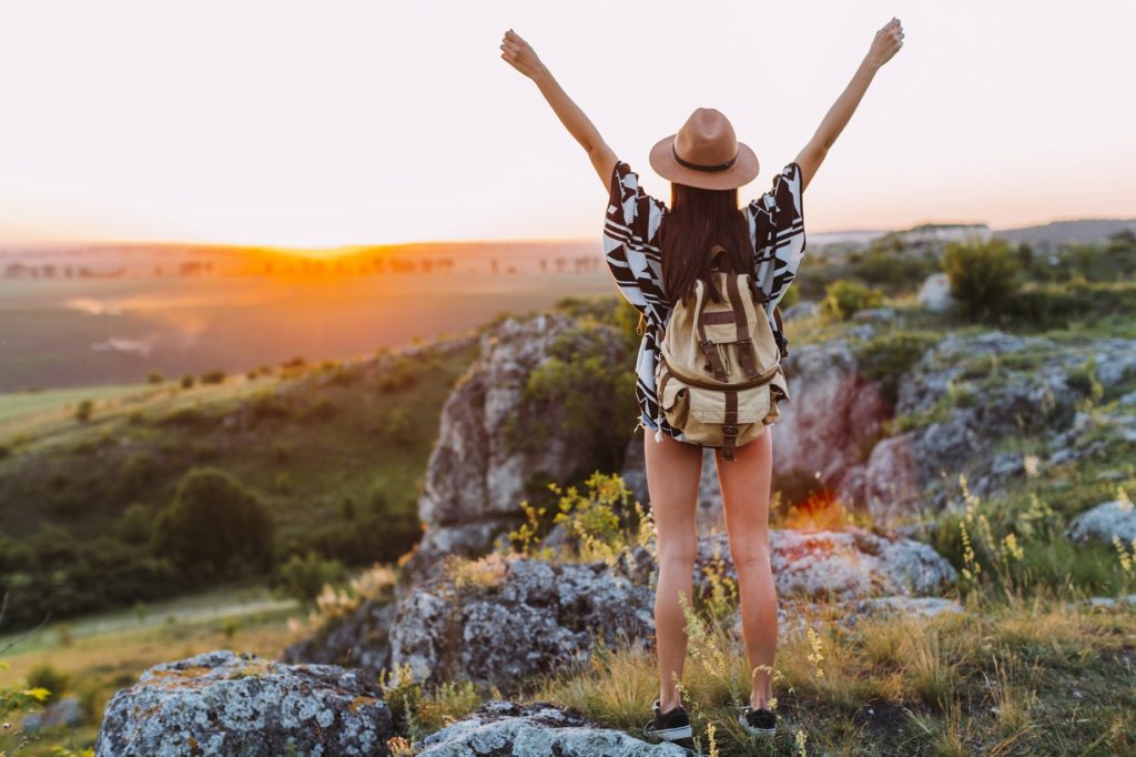 tendance végétale nature campagne fille sac à dos bijoux fleurs naturelles