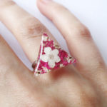 bague lily-may résine d'inclusion fleurs séchées bijoux nature rose végétal bague florale