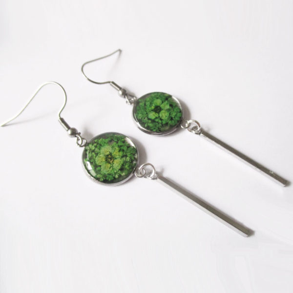 Boucles d'oreilles vertes vertigo vert bijoux nature violette résine inclusion lanaflore bijoux végétal feuilles séchées fleurs naturelles cadeau femme original