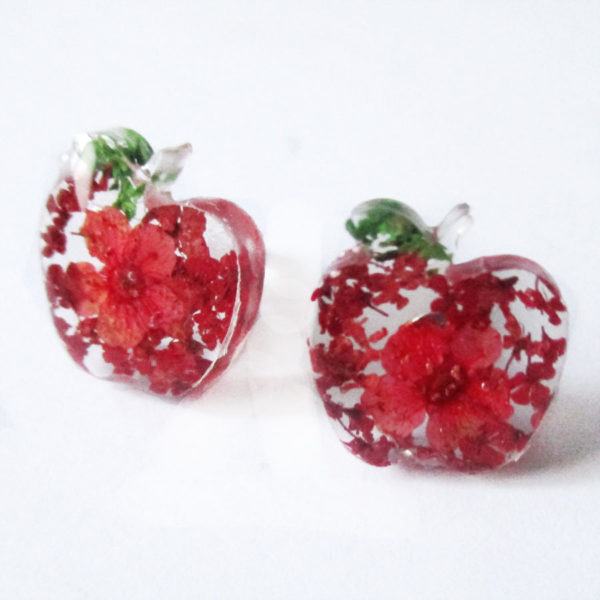 Boucles d'oreilles pommes d'amour rouge bijoux nature résine inclusion lanaflore bijoux végétal feuilles séchées fleurs naturelles cadeau femme original