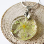 pendentif emy vert jaune résine d'inclusion bijou nature fleurs naturelles cadeau floral collier végétal bijou nature femme argent sterling 925