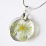 pendentif emy vert jaune résine d'inclusion bijou nature fleurs naturelles cadeau floral collier végétal bijou nature femme argent sterling 925