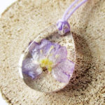 pendentif louane résine d'inclusion bijou nature fleurs naturelles cadeau floral violet mauve collier végétal bijou nature femme argent sterling 925