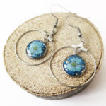 boucles-d'oreilles creoles-saphir bleu-clair-resine inclusion fleurs séchées bijoux nature