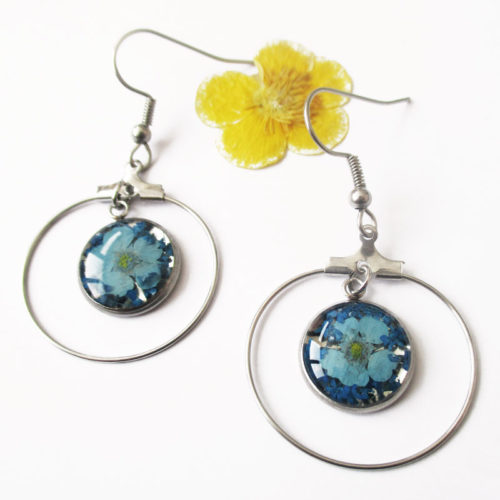 boucles-d'oreilles creoles-saphir bleu-clair-resine inclusion fleurs séchées bijoux nature