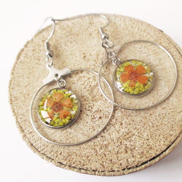 boucles-d'oreilles-orangeade jaune orangée résine d'inclusion fleurs séchées bijoux nature