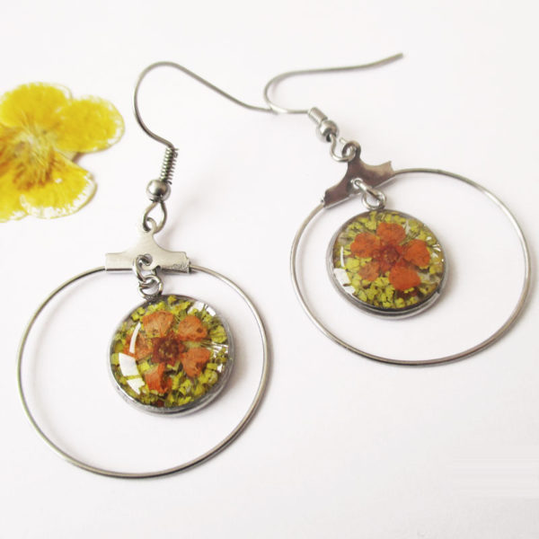 boucles-d'oreilles-orangeade jaune orangée résine d'inclusion fleurs séchées bijoux nature