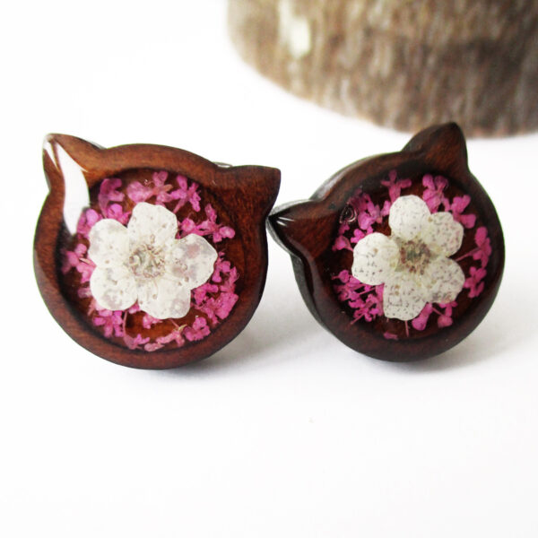 Boucles d'oreilles Chat Rose en bois et résine d'inclusion fleurs séchées rose et blanche bijoux nature