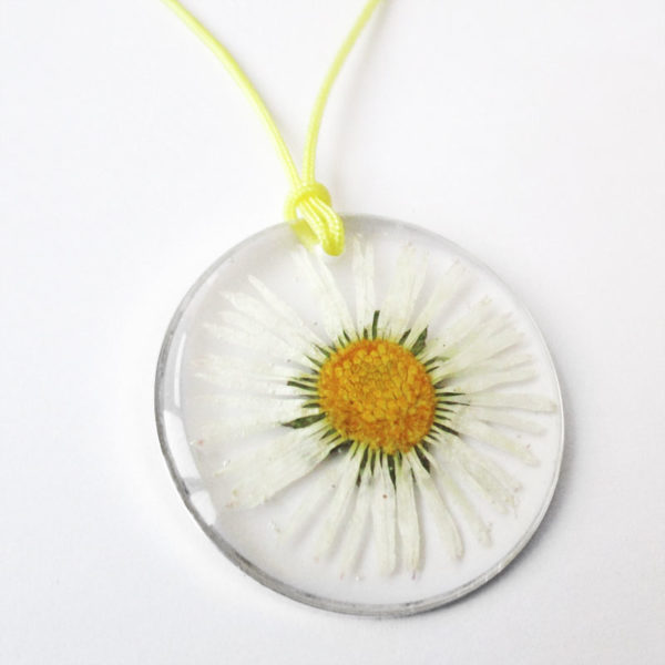 pendentif-bianca-paquerette-blanche-resine-inclusion-fleurs-bijoux-nature